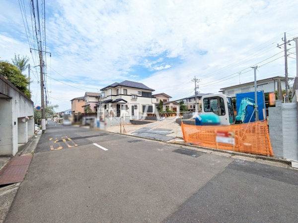 接道状況および現場風景　【八王子市めじろ台３丁目】 平日のご案内も可能です。まずはお気軽にお問合せ下さいませ。 