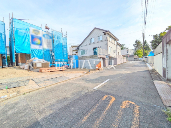 接道状況および現場風景　【八王子市めじろ台３丁目】ご家族ぞれぞれの思い出と、どこまでも広がる空を独り占め！晴れ渡った青空の袂に、暖かな光に包まれ四季折々の風を感じる、幸せの空間がここに。