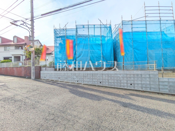外観　【八王子市めじろ台３丁目】前面道路幅も約6mあるので、全体としての見通しがよく、すれ違いや車を出し入れする際も安心です。