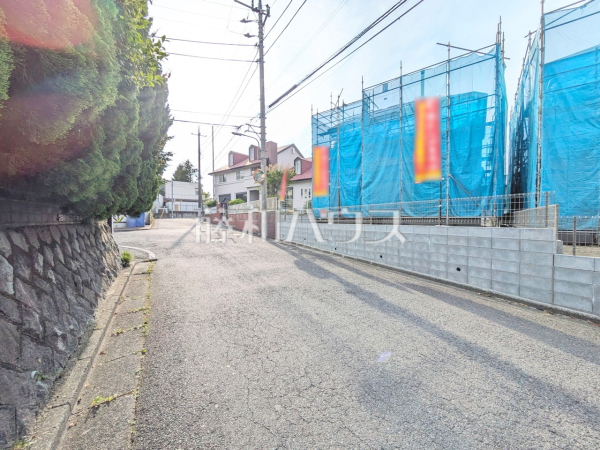接道状況および現場風景　【八王子市めじろ台３丁目】お探しの物件に出会うためには、早めのご確認をオススメします。未完成の今のうちにぜひお問合せをお待ちしております。