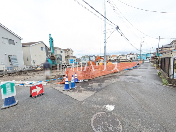 接道状況および現場風景　【八王子市川口町】建築条件はございませんので、ライフスタイルに合わせた自由なマイホームづくりが可能です。