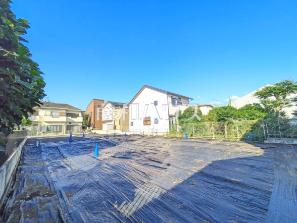 ≪現地外観≫ 旗竿地は、小さなお子様が急に道路に飛び出てしまうことを防ぎます。安心してお庭で遊ぶことができますね。【府中市白糸台１丁目】