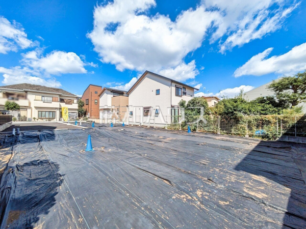 ≪現地外観≫ 旗竿地は、小さなお子様が急に道路に飛び出てしまうことを防ぎます。安心してお庭で遊ぶことができますね。【府中市白糸台１丁目】