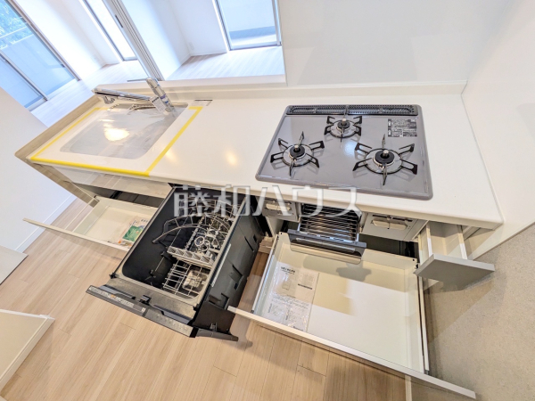 ≪キッチン≫ビルトイン食洗機は毎日の家事を軽減させてくれます。またワークトップも広々使え機能性も向上します。【アイディーコート府中】