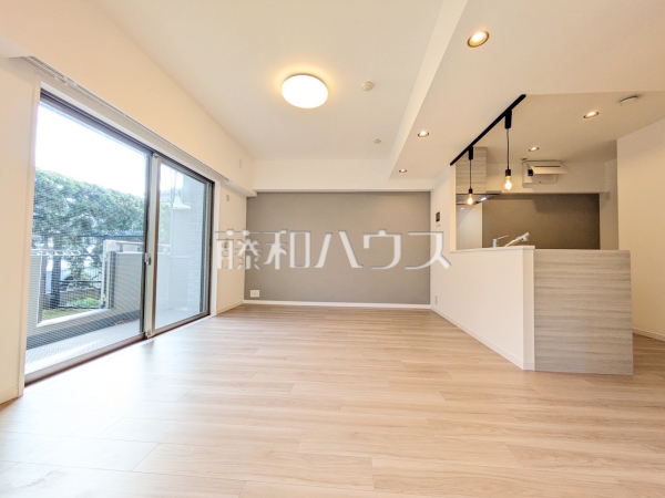 ≪リビング≫採光溢れるリビングで、家族団らんのひと時をお過ごし下さい。【アイディーコート府中】