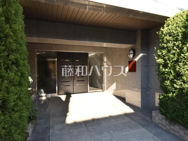 ≪エントランス≫住まう方をやさしく出迎えるエントランス　　【アイディーコート府中】
