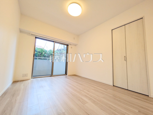 ≪居室≫各部屋に収納も完備されるため、部屋もしっかり片付きそうですね♪【アイディーコート府中】