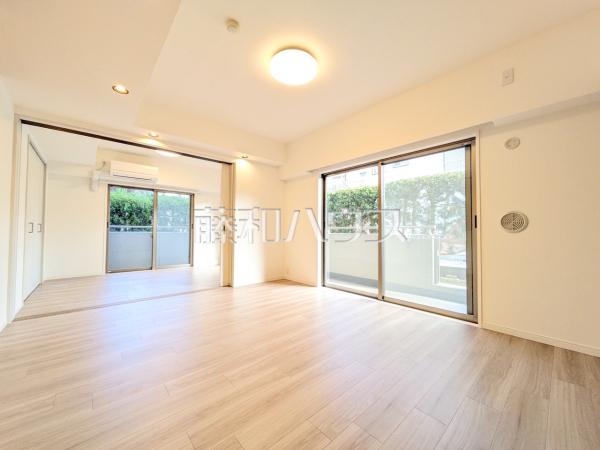 ≪リビング≫リビングに隣接する居室の引き戸を開ければさらに開放感が広がります。【アイディーコート府中】