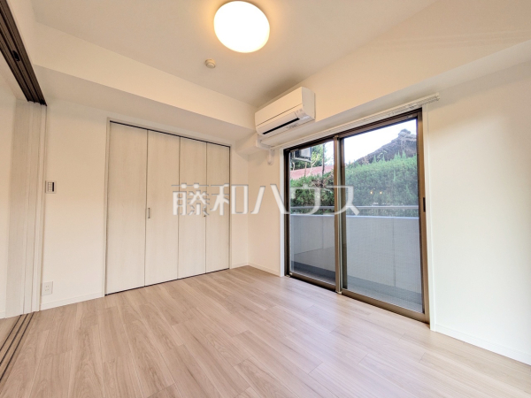 ≪居室≫木目が美しいウッディなフローリングの居室は、穏やかで心安らぐ空間となるでしょう。【アイディーコート府中】