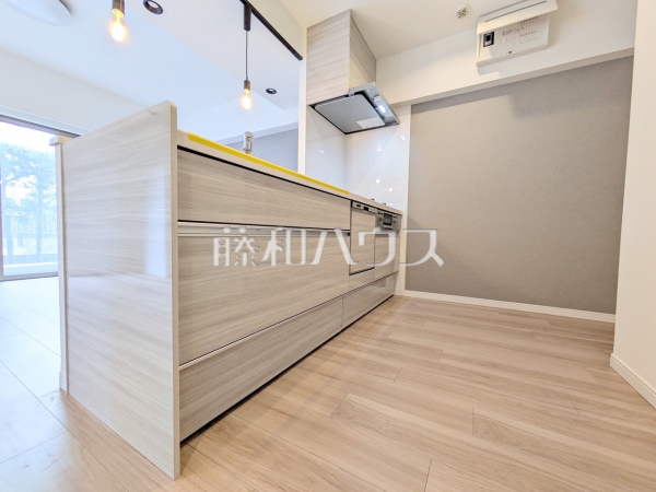 ≪キッチン≫明るい陽光に満たされる心地よいキッチンで、気持ちよくお料理ができます。【アイディーコート府中】