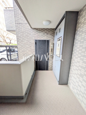 ≪その他共用部≫玄関前を通る人が少ない角部屋は、静かでプライバシーを確保しやすくなります♪【アイディーコート府中】