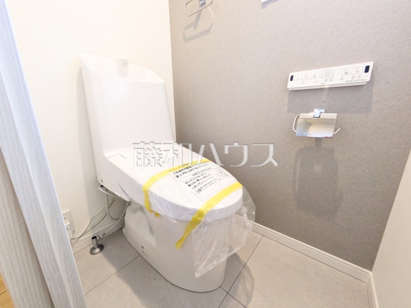 ≪トイレ≫温水洗浄便機能付きトイレで清潔にご使用いただけます。【アイディーコート府中】