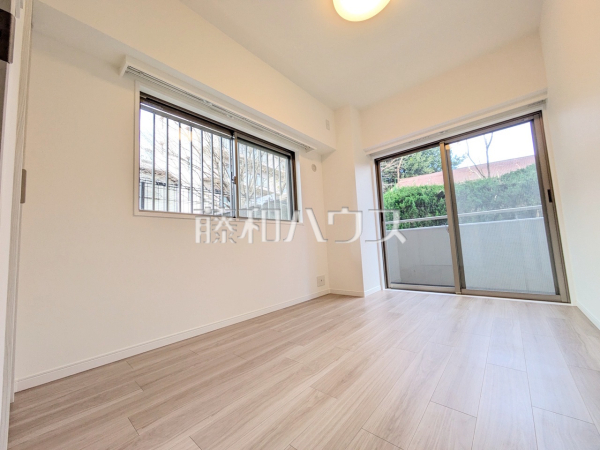 ≪居室≫バルコニーへダイレクトに出られる居室には季節を感じられる嬉しい空間があります。【アイディーコート府中】