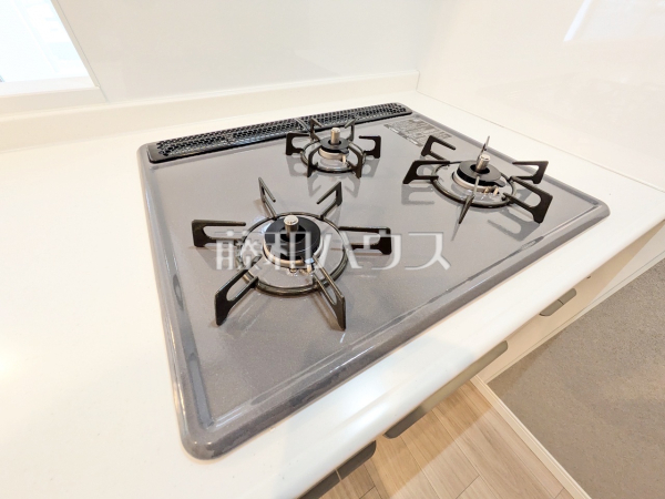 ≪キッチン≫フラットな表面で汚れも拭きとりやすく、お掃除が簡単な3口ガラストップコンロ【アイディーコート府中】