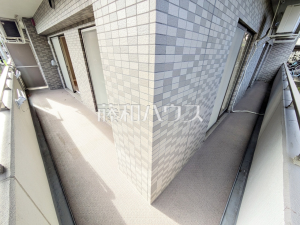 ≪バルコニー≫L字型ロングバルコニーは洗濯物もたっぷり干せます♪【アイディーコート府中】