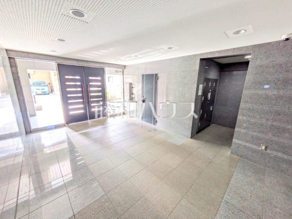 ≪エントランス≫住まう方をやさしく出迎えるエントランス　【アイディーコート府中】