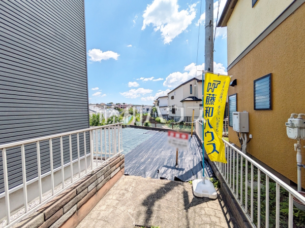 ≪現地外観≫道路から奥まった住まいは、車や人通りも気にならずプライバシーの確保された住空間を保つことができます。【調布市上石原３丁目】