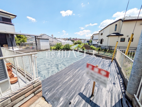 ≪現地外観≫ 旗竿地は、小さなお子様が急に道路に飛び出てしまうことを防ぎます。安心してお庭で遊ぶことができますね。【調布市上石原３丁目】