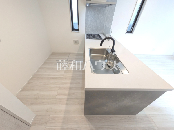 キッチン　【西東京市東伏見２丁目】
キッチンには窓があり換気しやすいですね！