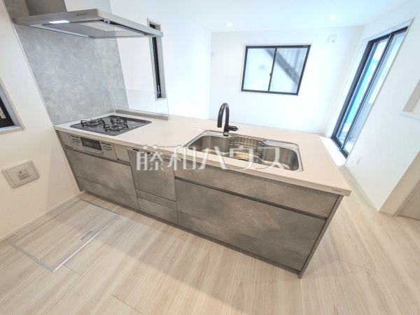 キッチン　【西東京市東伏見２丁目】
家事をしながらご家族との会話も楽しめる対面キッチン　