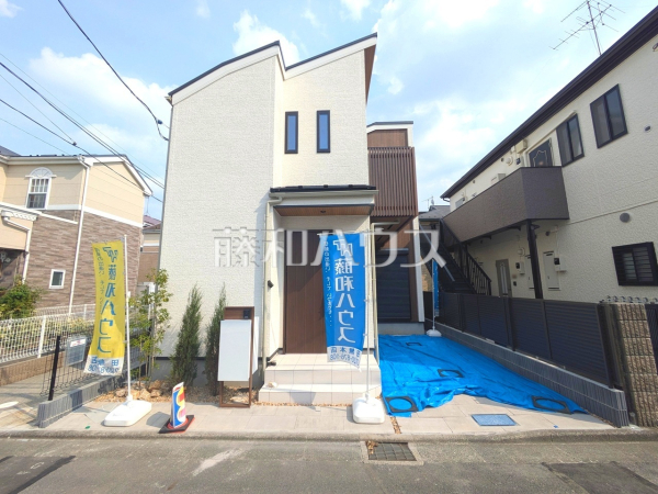 西武新宿線「東伏見」駅徒歩6分！白を基調とした明るめの配色で、柔らかくほっこりとした姿のマイホームです。暖かみのある木目も配し、優しい色使いでコントラストを抑え落ち着きある家を演出しています。　