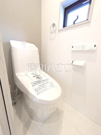 トイレ　【西東京市東伏見２丁目】
温水洗浄機能付きトイレで清潔にご使用いただけます。　