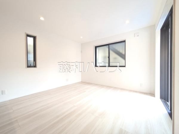 リビング　【西東京市東伏見２丁目】
採光溢れるリビングで、家族団らんのひと時をお過ごし下さい。　