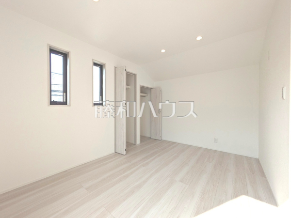 居室　【西東京市東伏見２丁目】
各居室にはクローゼットを完備し、家具を置くスペースが確保しやすい設計がされております。　