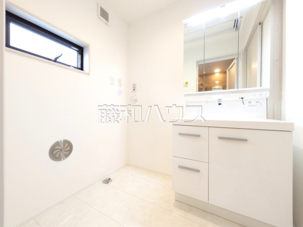 洗面室　【西東京市東伏見２丁目】
三面鏡付きの洗面台。鏡の裏にも収納があり、歯ブラシや化粧品等もすっきり収納できます。　
