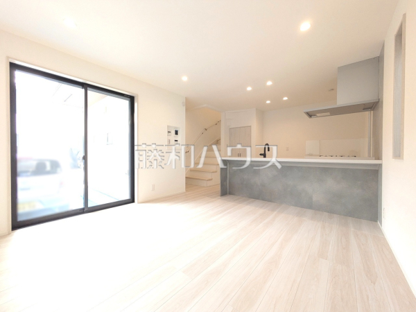 リビング　【西東京市東伏見２丁目】
LDKには大きな窓が施され、明るさと通風を確保した快適な空間です。　