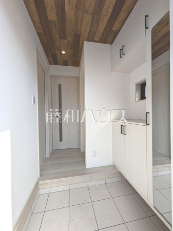 玄関ホール　【西東京市東伏見２丁目】
ホワイトを基調にまとめた玄関はホテルライクな空間を創造！身だしなみのチェックがしやすい大きな鏡、収納もたっぷりでスッキリとした空間をお作りいただけます。　