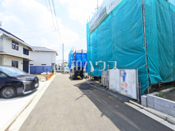 接道状況および現場風景　【東村山市久米川町３丁目】 見学はしたいけど、なかなか時間が取れない・・・そんな方に出勤前や仕事終わりにマイホームを見学できるサポートをいたします。 