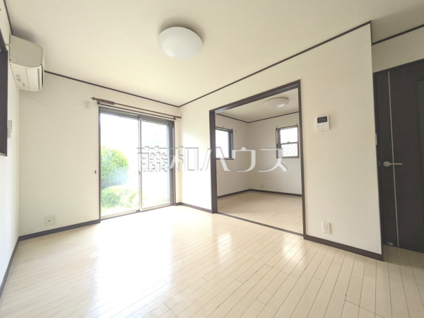 リビング　【西東京市南町５丁目】リビングに隣接する居室の引き戸を開ければさらに開放感が広がります。　