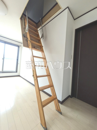 小屋裏収納に続く梯子　【西東京市南町５丁目】