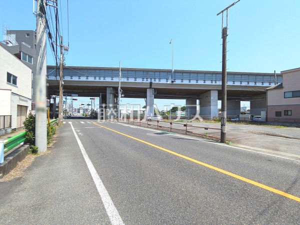 接道状況および現場風景　【日野市大字日野】
前面道路幅も9.5mあるので、全体としての見通しがよく、すれ違いや車を出し入れする際も安心です。
