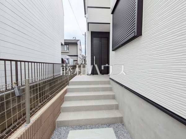 玄関へのアプローチ　【所沢市中新井１丁目】