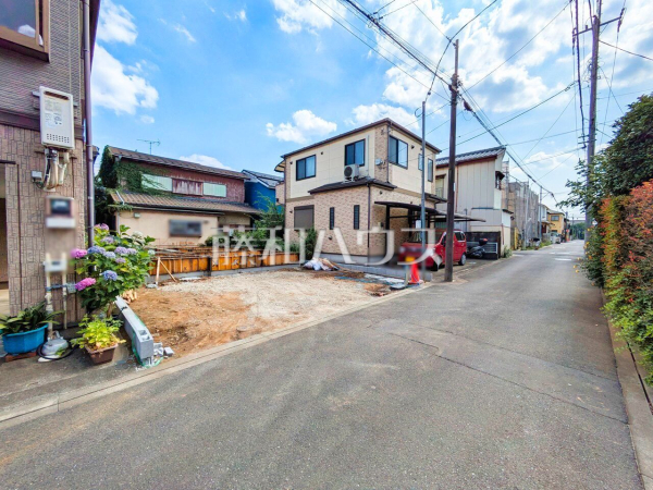 接道状況および現場風景　【東久留米市野火止３丁目】 建物のプレゼンをさせていただきますので、実際の完成イメージを思い描いていただくことができます。お気軽にお問合せ下さい。 
