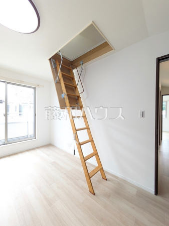 小屋裏収納に続く梯子　【練馬区関町南４丁目】