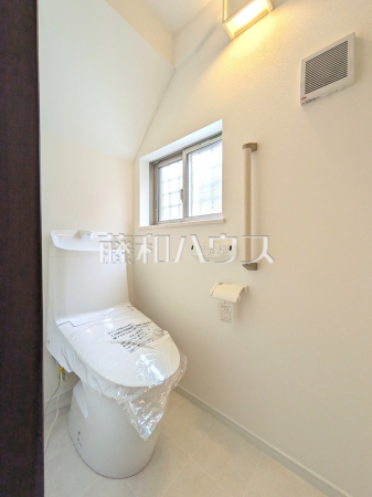 清潔な空間を保ちたいトイレはオフホワイトでまとめました。毎日使う場所だからこそお手入れも楽々にできる機能が搭載されております。汚れが付着しにくい便器はお掃除も楽々です。【練馬区関町南４丁目】トイレ　　