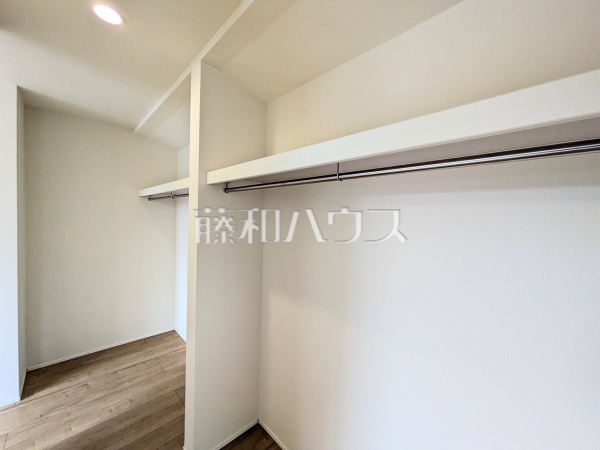 ウォークインクローゼット　【八王子市諏訪町】収納量ばっちりのウォークインクローゼット！この機会に古い家具とはお別れできるかも！？　