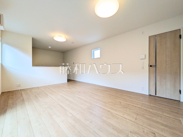 リビング　【八王子市諏訪町】約16帖のゆったりリビング。家族でテーブルを囲む素敵な時間をお愉しみ下さい。　