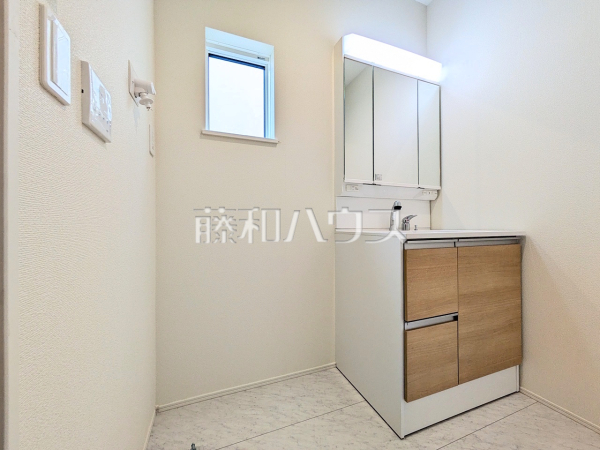 洗面室　【八王子市諏訪町】十分な大きさの洗面台、身だしなみチェックや歯磨きなど、朝の慌ただしい時間でも余裕をもって準備できます。