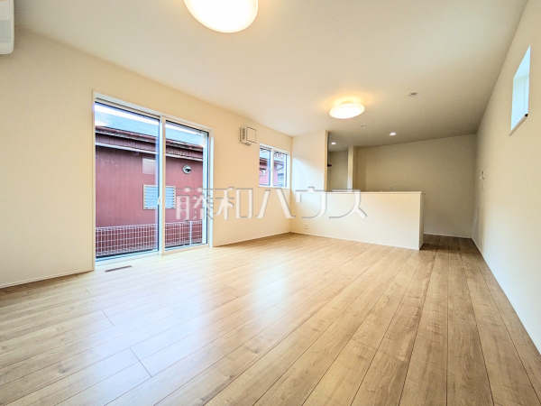 リビング　【八王子市諏訪町】 一日の中で一番長く家族が集まる場所であるリビングは対面キッチンを採用し、明るく開放感を主として設計しました。