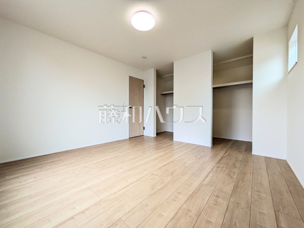 居室　【八王子市諏訪町】各居室にはクローゼットを完備し、家具を置くスペースが確保しやすい設計がされております。　