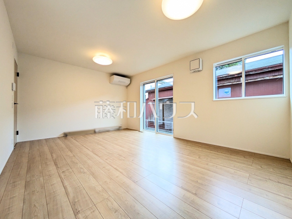 リビング　【八王子市諏訪町】採光溢れるリビングで、家族団らんのひと時をお過ごし下さい。