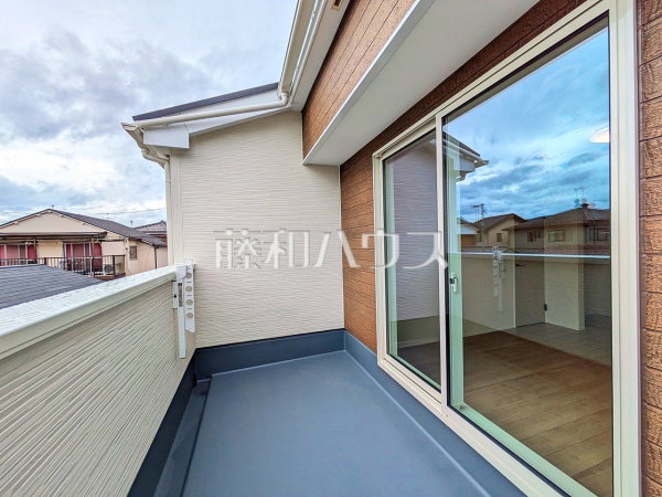 バルコニー　【八王子市諏訪町】ガーデニングや家庭菜園にも最適！奥行があるので椅子を置いて趣味の読書や食事をしたり、ゆったりおうち時間を過ごす事もできます。 