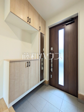 玄関　【八王子市諏訪町】自然光が取り込まれ明るい玄関は収納もたっぷりあるのでスッキリした衛生的な空間を保てそうですね。