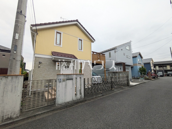 外観　【日野市大字日野】
屋根や壁にアクセント色を使用し、メリハリのある外観デザインとなっております。　