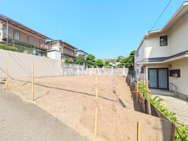 現地写真　【昭島市朝日町５丁目】ご家族ぞれぞれの思い出と、どこまでも広がる空を独り占め！暖かな光に包まれ四季折々の風を感じる、幸せの空間がここに。