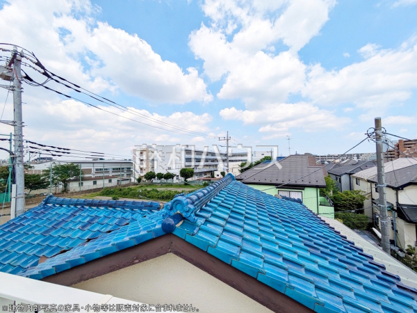 ≪バルコニー眺望≫  戸建住宅が立ち並ぶ住宅地。静かな時間の流れ。ゆっくりと傾きを変えていく陽の光が清楚な家々を色鮮やかに演出してくれます。  　【調布市上石原３丁目】